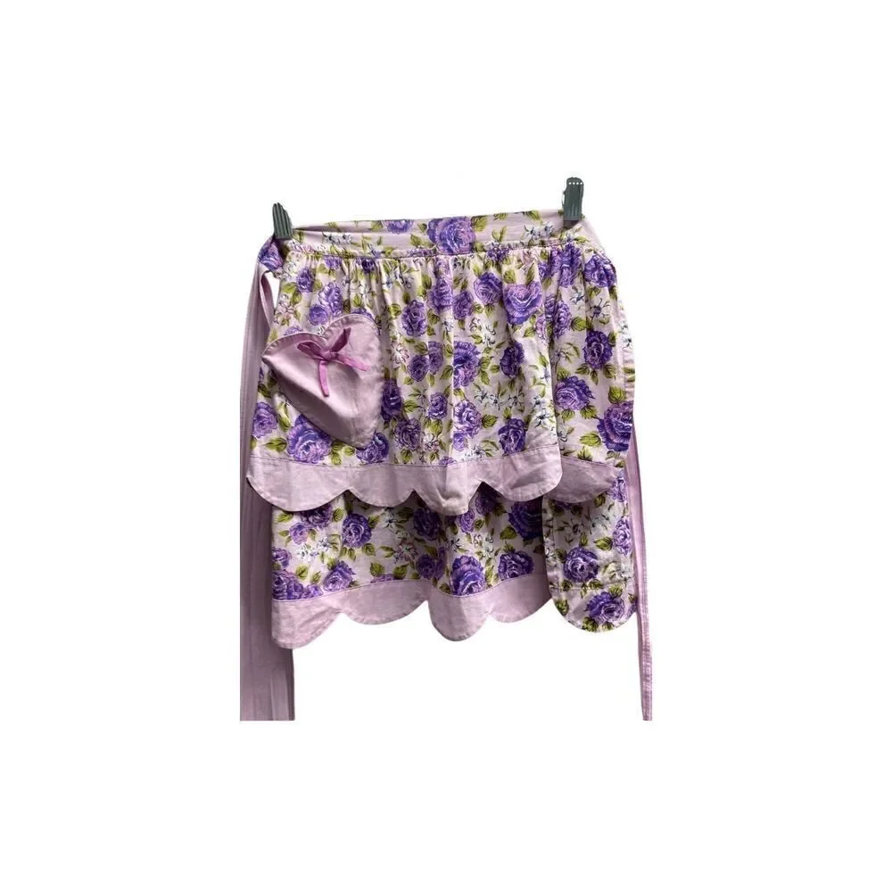 Vintage women’s floral, two tiered apron with heart pocket size, small/medium